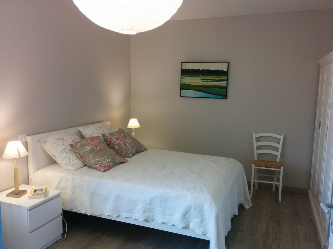 Chambre avec un lit en 140