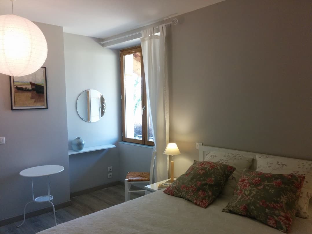 Chambre avec un lit en 140