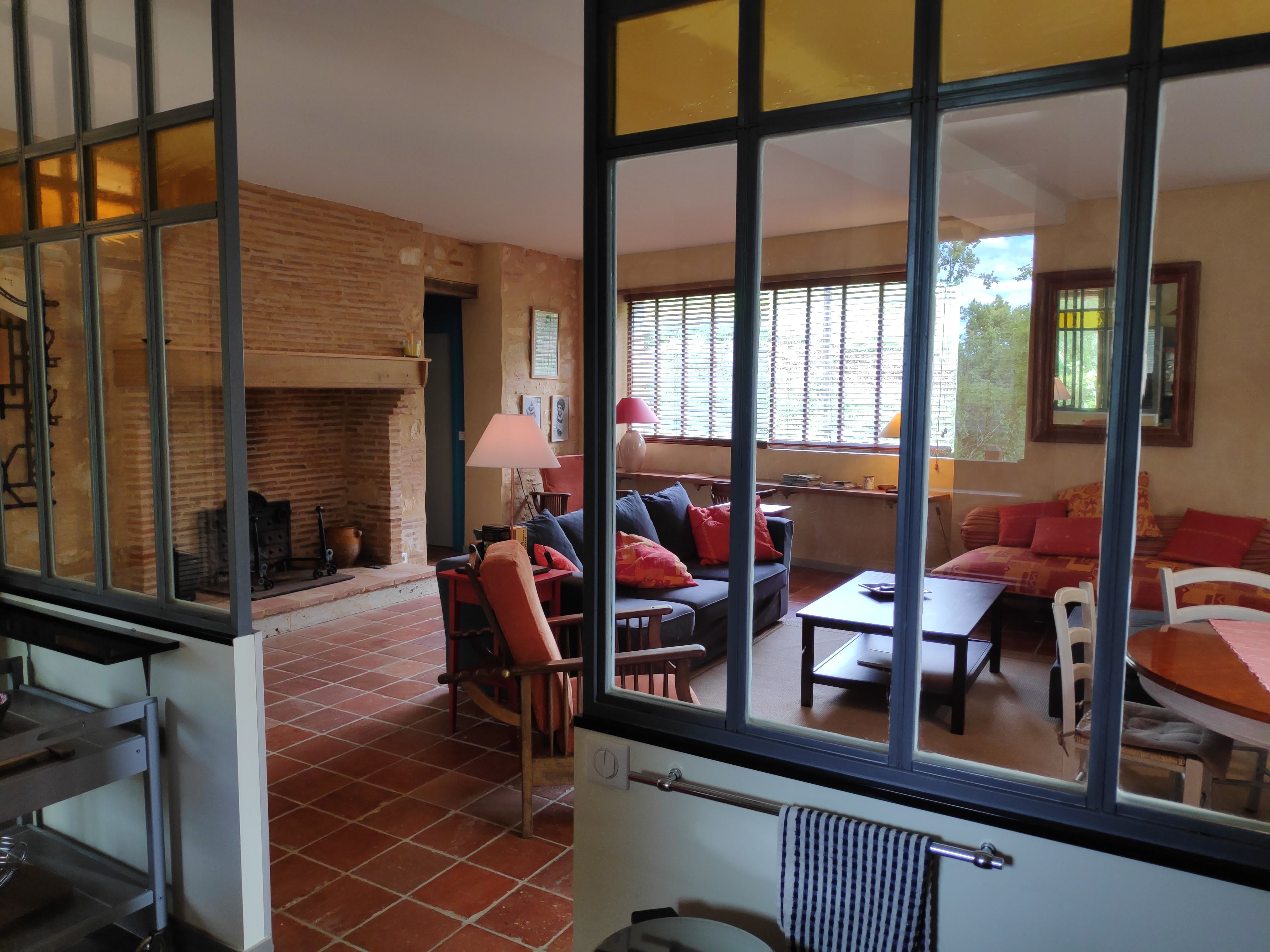 Vue du séjour depuis la cuisine